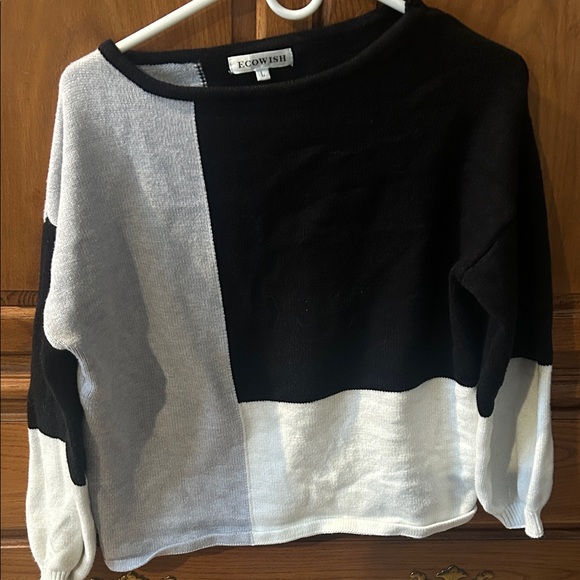 Amazon Essentials Black and White Colorblock Sweatshirt - Picture 1 of 1